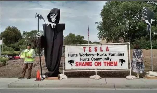 汽車工會(huì)每天在特斯拉公司門口示威,抗議該公司不招汽車工會(huì)的工人