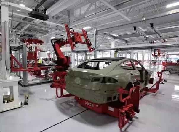 特斯拉的汽車裝配廠,全部由機(jī)器人操作