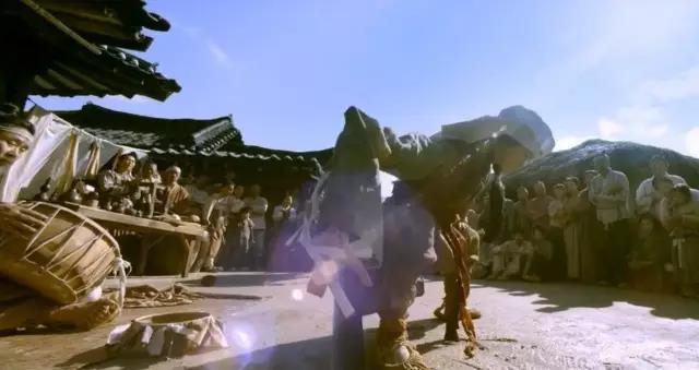 《奸臣》丨電影中,街頭藝人問「貧窮是誰的錯」