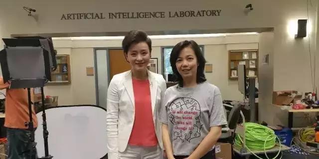 楊瀾女士與美國斯坦福大學人工智能實驗室主任、谷歌云計算機器學習部門負責人李飛飛合影