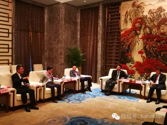 江西省委常委、鷹潭市委書記陳興超(右一) 隨銳科技舒騁(左一)