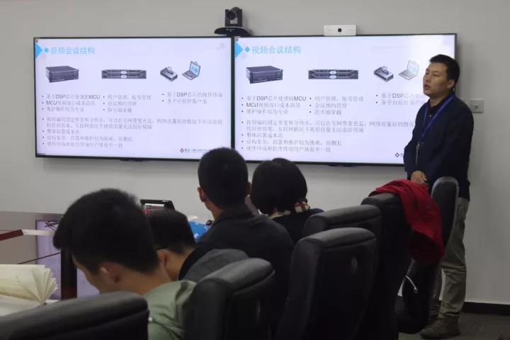 隨銳科技產(chǎn)品創(chuàng)新中心總監(jiān)盧春林為大家講解隨銳科技產(chǎn)品與服務(wù)